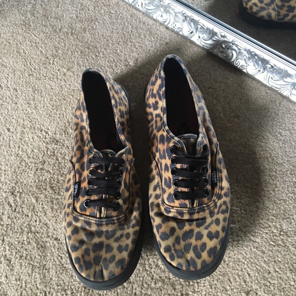 sneakers- cheetah print vans